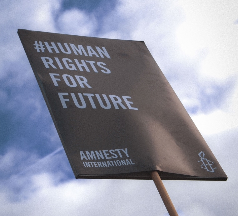 Poster attivista Amnesty International