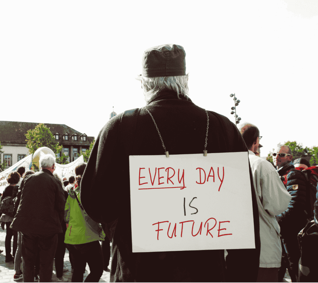 Älterer Mann mit Schild "Every Day is Future"